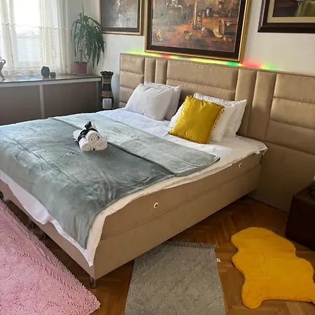 Stylish King Downtown شقة بودغوريتْسا