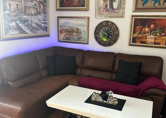 Stylish King Downtown Apartment *