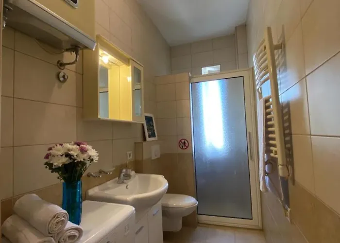 Stylish King Downtown Apartment *